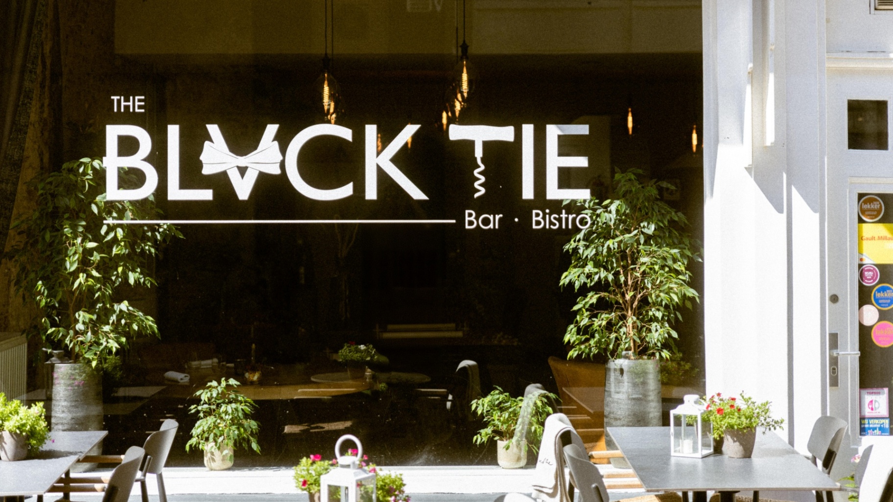 Foto van The Black Tie